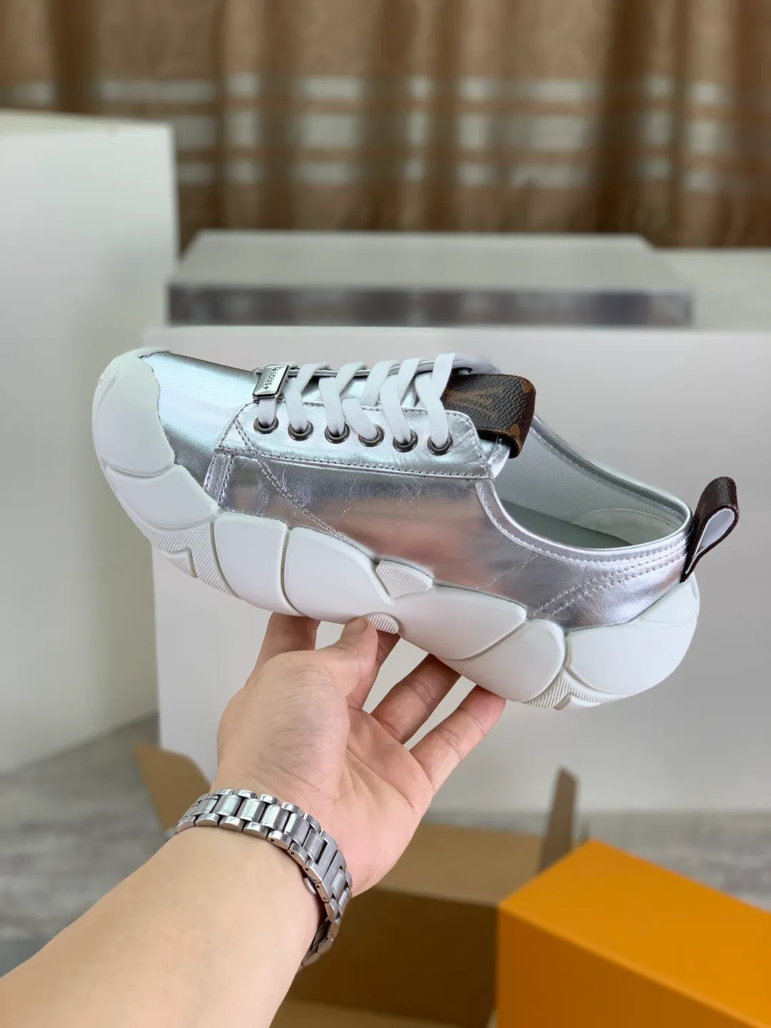 Men's men's shoes 💰P600 new style super hot 🔥 LV Bubble Bubble cloud shoes new casual sports shoes All stars have the same style. It's really good-looking and has a sense of technology and luxury. The shoe shape is smooth and not bulky, and small girls can easily handle it. TPU injection molded rice flower outsole, leather lining with breathable space mesh, molded cowhide feet, calfskin surface Code number: 35-40 (customized for 41 42) Color: black white silver
